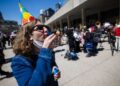 Personas en Nathan Phillips Square en Toronto, Ontario, protesta el 17 de abril de 2025, contra un controvertido "zona de burbujas" Estatuto que restringe las protestas en Toronto a ciertas áreas. El rally también conmemoró el 43 aniversario de la Carta Canadiense de Derechos y Libertades.