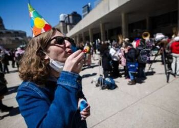 Personas en Nathan Phillips Square en Toronto, Ontario, protesta el 17 de abril de 2025, contra un controvertido "zona de burbujas" Estatuto que restringe las protestas en Toronto a ciertas áreas. El rally también conmemoró el 43 aniversario de la Carta Canadiense de Derechos y Libertades.