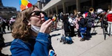 Personas en Nathan Phillips Square en Toronto, Ontario, protesta el 17 de abril de 2025, contra un controvertido "zona de burbujas" Estatuto que restringe las protestas en Toronto a ciertas áreas. El rally también conmemoró el 43 aniversario de la Carta Canadiense de Derechos y Libertades.
