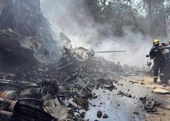 Avión de pasajeros que transporta 244 accidentes en la India poco después del despegue