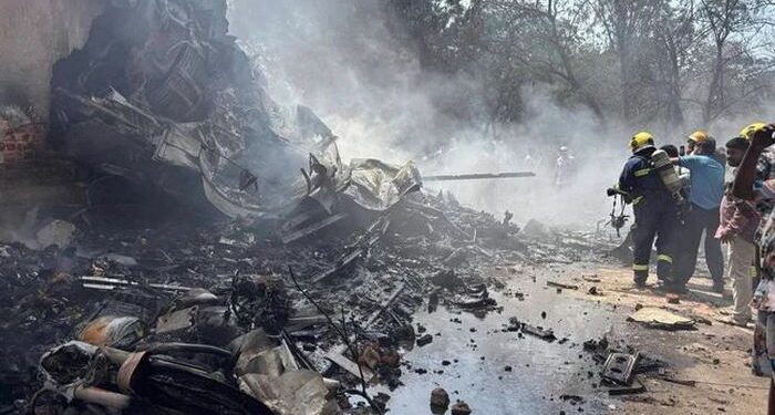 Avión de pasajeros que transporta 244 accidentes en la India poco después del despegue