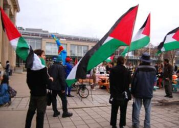 Los defensores de los derechos palestinos celebran una manifestación en las elecciones de Papineau, en el vecindario Parc-Extension de Montreal, el 19 de abril de 2025.