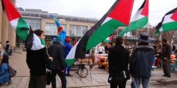 Los defensores de los derechos palestinos celebran una manifestación en las elecciones de Papineau, en el vecindario Parc-Extension de Montreal, el 19 de abril de 2025.