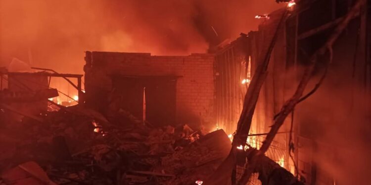 Edificio quemado en Pryluky, región de Chernihiv.