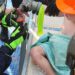 El brazo de un niño atrapado en un filtro de piscina, siendo rescatado.