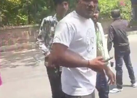 Video todavía de Vishwash Kumar Ramesh alejándose de un accidente.