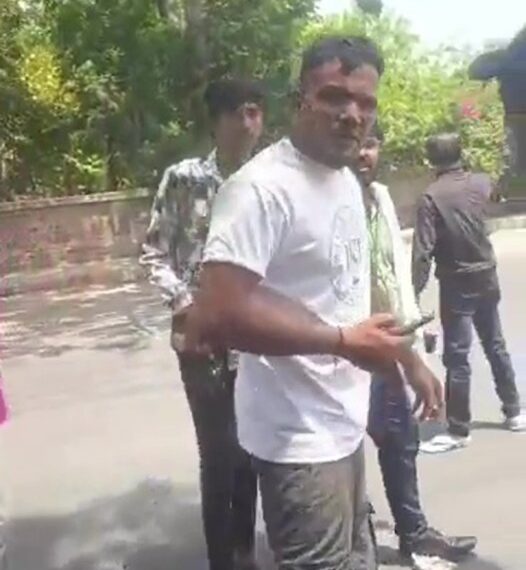 Video todavía de Vishwash Kumar Ramesh alejándose de un accidente.