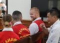 Parry EXCH: Bali sonríe: un británico que enfrenta la pena de muerte acusada de un complot de contrabando de coca de £ 300,000 fue todo sonrisas cuando se enfrentó a un tribunal en Bali., Y Swaggering Phineas Float le dijo a los periodistas que