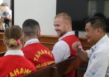 Parry EXCH: Bali sonríe: un británico que enfrenta la pena de muerte acusada de un complot de contrabando de coca de £ 300,000 fue todo sonrisas cuando se enfrentó a un tribunal en Bali., Y Swaggering Phineas Float le dijo a los periodistas que