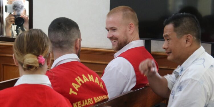 Parry EXCH: Bali sonríe: un británico que enfrenta la pena de muerte acusada de un complot de contrabando de coca de £ 300,000 fue todo sonrisas cuando se enfrentó a un tribunal en Bali., Y Swaggering Phineas Float le dijo a los periodistas que