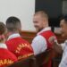Parry EXCH: Bali sonríe: un británico que enfrenta la pena de muerte acusada de un complot de contrabando de coca de £ 300,000 fue todo sonrisas cuando se enfrentó a un tribunal en Bali., Y Swaggering Phineas Float le dijo a los periodistas que