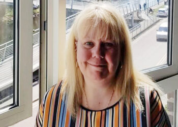 Donna Jobling, una mujer de casco que lucha por su vida en el hospital después de contraer la enfermedad de los Legionarios.