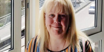 Donna Jobling, una mujer de casco que lucha por su vida en el hospital después de contraer la enfermedad de los Legionarios.