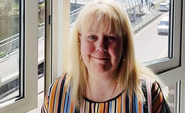 Donna Jobling, una mujer de casco que lucha por su vida en el hospital después de contraer la enfermedad de los Legionarios.