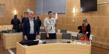 Escena del tribunal con acusados ​​y abogados.