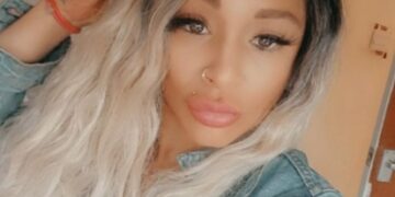 Foto de Clara Wilson, una modelo británica de solo fans arrestada por el contrabando de drogas.