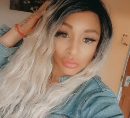 Foto de Clara Wilson, una modelo británica de solo fans arrestada por el contrabando de drogas.