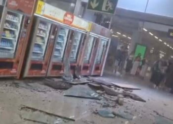 Escombros en el piso del área de llegadas del aeropuerto de Palma después de un colapso parcial del techo.