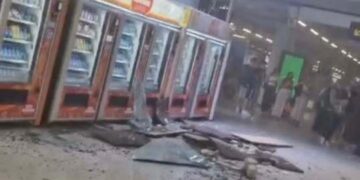 Escombros en el piso del área de llegadas del aeropuerto de Palma después de un colapso parcial del techo.