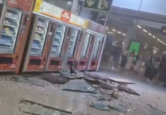 Escombros en el piso del área de llegadas del aeropuerto de Palma después de un colapso parcial del techo.