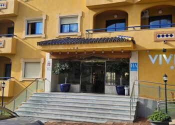 La entrada sellada al Hotel Vivemar en Benalmadena Costa.