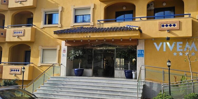 La entrada sellada al Hotel Vivemar en Benalmadena Costa.