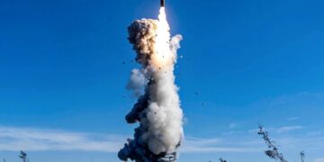 Lanzamiento de misiles balísticos intercontinentales.