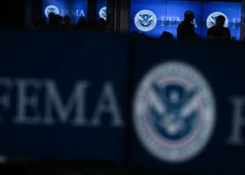 Una opinión dentro de la sede de FEMA como la entonces vicepresidenta Kamala Harris asiste a una sesión informativa sobre los impactos del huracán Helene y las actualizaciones sobre la respuesta federal, en la sede de la Agencia Federal de Manejo de Emergencias (FEMA) en Washington, DC, el 30 de septiembre de 2024.