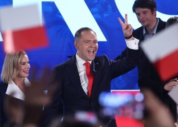 Karol Nawrocki, candidato presidencial polaco, dando una señal de victoria en un evento de la noche de las elecciones.
