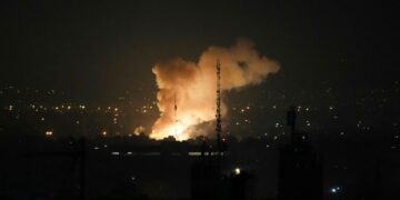 El humo se eleva de una explosión en Teherán, Irán.