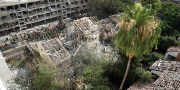 Los trabajadores de rescate en el sitio de una huelga de misiles en Tel Aviv.