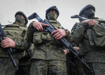 Soldados en uniformes de camuflaje que sostienen rifles.