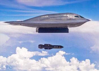 B-2 Spirit Bomber liberando una bomba GBU-57 Penetrador de mierda masiva (MOP).