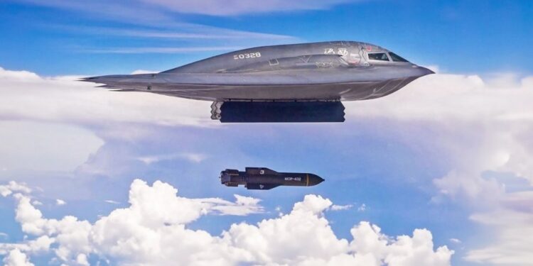 B-2 Spirit Bomber liberando una bomba GBU-57 Penetrador de mierda masiva (MOP).