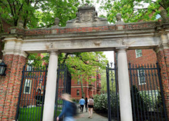 La gente ingresa a Harvard Yard a través de una puerta el 2 de mayo de 2025.
