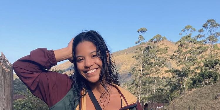 Juliana Marins, mochilero faltante, sonriendo al aire libre.