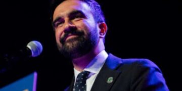 Zohran Mamdani habla durante su primera importante manifestación de campaña de alcalde en Brooklyn Steel en Brooklyn, Nueva York, el 2 de mayo de 2025.