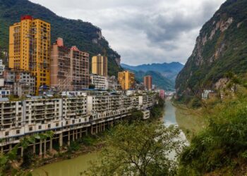 Yanjingzhen City View y Guanhe River, China.