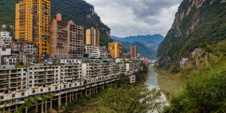 Yanjingzhen City View y Guanhe River, China.