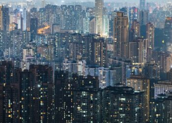 Vista nocturna de un distrito residencial densamente poblado en China.