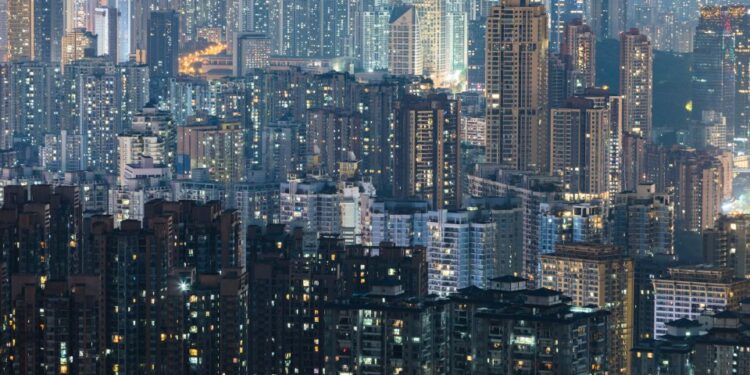 Vista nocturna de un distrito residencial densamente poblado en China.