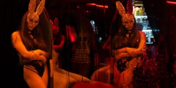 Un bailarín con una cara de conejito en un club nocturno de Kharkiv.