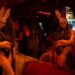 Un bailarín con una cara de conejito en un club nocturno de Kharkiv.