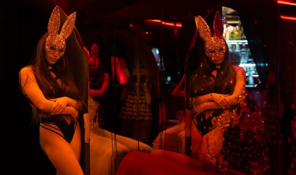 Un bailarín con una cara de conejito en un club nocturno de Kharkiv.