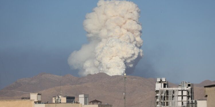 Play de humo que se eleva sobre Teherán después de un ataque israelí.