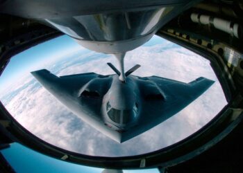 B-2 Spirit Bomber de reabastecimiento de combustible al aire.