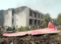 Alamy Live News. 3BJ0JA7 (250612) - Ahmadabad, 12 de junio de 2025 (Xinhua) - La gente mira los escombros de un avión de Air India se estrelló en el estado de Gujarat de Ahmedabad de la India, el 12 de junio de 2025. Un vuelo de Air India a Londres con 242 personas a bordo, incluidos dos pilotos y 10 miembros de la tripulación de la cabina, se estrelló el jueves en el jueves un aeropuerto de un aeropuerto en el aeropuerto de los Aires de la India con 242 personas a bordo, incluidos dos pilotos y 10 miembros de la tripulación de cabina, se estrelló el jueves en un aeropuerto de un aeropuerto de un aeropuerto de la India. dicho. El alto oficial de policía confirma al menos 110 muertos en el accidente, según informes de los medios locales. El vuelo despegó del Aeropuerto Internacional Sardar Vallabhbhai Patel en Ahmedabad, a unos 17 km al sur de Gandhinagar, esta es una imagen de noticias Alamy Live y puede no ser parte de su actual acuerdo de Alamy. Si no está seguro, comuníquese con nuestro equipo de ventas para verificar.