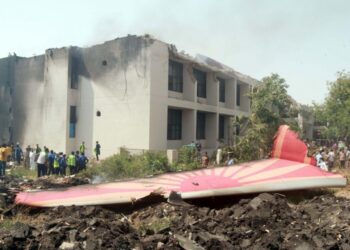 Alamy Live News. 3BJ0JA7 (250612) - Ahmadabad, 12 de junio de 2025 (Xinhua) - La gente mira los escombros de un avión de Air India se estrelló en el estado de Gujarat de Ahmedabad de la India, el 12 de junio de 2025. Un vuelo de Air India a Londres con 242 personas a bordo, incluidos dos pilotos y 10 miembros de la tripulación de la cabina, se estrelló el jueves en el jueves un aeropuerto de un aeropuerto en el aeropuerto de los Aires de la India con 242 personas a bordo, incluidos dos pilotos y 10 miembros de la tripulación de cabina, se estrelló el jueves en un aeropuerto de un aeropuerto de un aeropuerto de la India. dicho. El alto oficial de policía confirma al menos 110 muertos en el accidente, según informes de los medios locales. El vuelo despegó del Aeropuerto Internacional Sardar Vallabhbhai Patel en Ahmedabad, a unos 17 km al sur de Gandhinagar, esta es una imagen de noticias Alamy Live y puede no ser parte de su actual acuerdo de Alamy. Si no está seguro, comuníquese con nuestro equipo de ventas para verificar.