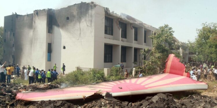 Alamy Live News. 3BJ0JA7 (250612) - Ahmadabad, 12 de junio de 2025 (Xinhua) - La gente mira los escombros de un avión de Air India se estrelló en el estado de Gujarat de Ahmedabad de la India, el 12 de junio de 2025. Un vuelo de Air India a Londres con 242 personas a bordo, incluidos dos pilotos y 10 miembros de la tripulación de la cabina, se estrelló el jueves en el jueves un aeropuerto de un aeropuerto en el aeropuerto de los Aires de la India con 242 personas a bordo, incluidos dos pilotos y 10 miembros de la tripulación de cabina, se estrelló el jueves en un aeropuerto de un aeropuerto de un aeropuerto de la India. dicho. El alto oficial de policía confirma al menos 110 muertos en el accidente, según informes de los medios locales. El vuelo despegó del Aeropuerto Internacional Sardar Vallabhbhai Patel en Ahmedabad, a unos 17 km al sur de Gandhinagar, esta es una imagen de noticias Alamy Live y puede no ser parte de su actual acuerdo de Alamy. Si no está seguro, comuníquese con nuestro equipo de ventas para verificar.