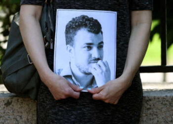 Un manifestante tiene una imagen de Mahmoud Khalil, un estudiante graduado en Columbia que desempeñó un papel importante en las protestas estudiantiles contra la Guerra de Israel contra Gaza antes de ser recogida por hielo mientras estaba parado con otros en una conferencia de prensa en la Universidad de Harvard en Cambridge, Massachusetts, el 12 de mayo de 2025.